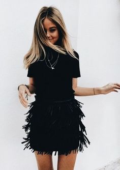 black on black--love the fringe detail on this skirt Jewellery Model, Sukienki Maksi, Cute Date Night Outfits, Silvester Outfit, Chique Outfits, Casual Chique, New Years Outfit, School Looks, Looks Street Style