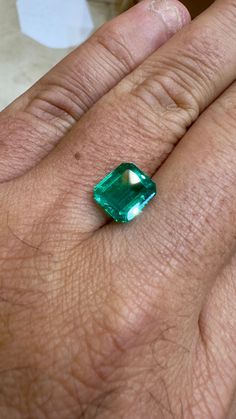 Superbe émeraude de Colombie pesant 2,92 carats avec son certificat LFG . Pierre ayant un très beau cristalavec un sublime vert intense ! Dimension 9,77 mm x 8,27 mm x 4,58 mm Montage sur bague possible sur devis Livraison gratuite dans le monde entier