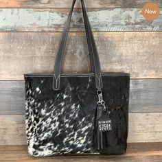 😍Have you seen what's new?! 🌵Which is your fav? Let us know ---> Comment below! ⚠️Link in BIO or click here ------> http://ow.ly/rtys50MI3tz⚠️ . . . . . . . . #westernpurse #westernfashion #bestwesternpurse #leathertote #leatherbag #haironhidebag #bohofashion #yellowstonefashion #texasfashion #rodeofashion #missrodeofashion #onlyforyou #messengerbag #leathermessengerbag #bagwithfringe #fringe #cowgirl The Farmer, Western Boho, Market Tote