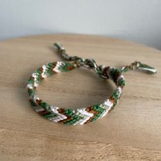 A Handmade Bracelet Or Anklet Woven With Shades Of White, Green, And Brown Colors. A Friendship Or Statement Bracelet Perfect For This Summer! Approx. 9 Inches/ 30 Centimeters Long. 10 Woven Bracelets For $25. Bracelet Making Wool, Braided Alpha Bracelet, Macremae Bracelet, Macrama Bracelets, Green Friendship Bracelet, Chevron Friendship Bracelets, Bracelet Craft, Thread Bracelet, Red Beaded Bracelet