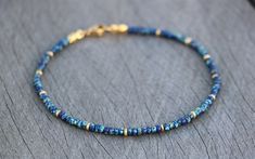 Tiny bead bracelet women, made with tiny 3mm Miyuki seed beads (picasso cobalt blue glass beads) and golden spacers. This dainty bracelet is an minimalist blue gold bracelet boho chic style. The golden lobster clasp is stainless steel. It's a beautiful elegant bracelet, perfect for minimalist jewelry lovers or combine with other bracelets to create a stack! This bracelet can be made in the size you like! Just click on the variations and choose the size of your bracelet. MATERIALEN: -8/0 Miyuki r Elegant Anklet, Tiny Bead Bracelet, Blue Beaded Necklace, Turquoise Bead Bracelet, Small Bracelets, Bracelet Dainty, Dainty Bracelet, Jewelry Beaded, Bracelet Women