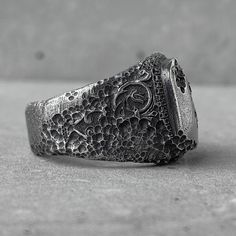 L'anello OLD ISTANBUL
Materiale: argento sterling 925
Tipo di lavorazione: ossidazione vulcanica + lucidatura
DESCRIZIONE: La trama di questo anello è stata creata sulla base dell'arte dell'antico Oriente. È ampio e tutto è pieno di spaccature e crepe. Allo stesso tempo, è brutale ed elegante allo stesso tempo. L'equilibrio ideale è sempre difficile da catturare, ma ci ho provato) Questo anello è stato creato subito dopo aver visitato l'antica città di Istanbul. Passeggiando per il vecchio bazar Brutalist Oxidized Open Ring, Brutalist Open Ring With Oxidized Finish, Brutalist Sterling Silver Rings With Oxidized Finish, Brutalist Oxidized Open Ring Jewelry, Brutalist Hand Cast Open Ring, Brutalist Silver Engraved Rings, Silver Brutalist Hand-cast Rings, Brutalist Silver Hand Cast Rings, Hand Cast Silver White Bronze Rings