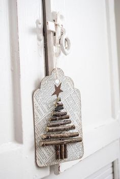 a door handle with a christmas tree hanging from it's side and an ornament on the front