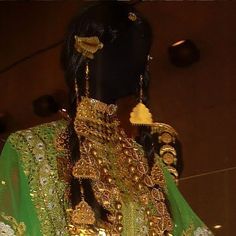 Emirati Traditional Clothes, Emirati Traditional Jewellery, Iraqi Culture Aesthetic, Saudi Arabia Culture Traditional Dresses, Arab Head Jewelry, Emirati Culture, Gold Hair Jewelry, Saudi Traditional, Jewelry Traditional