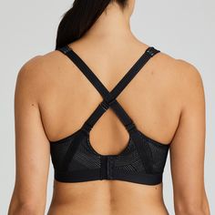 Resolutely opt for comfort and style with this trendy sports bra with geometric-patterned lace. The straps can be worn over the shoulders or crossed at the back. Wear this underwire sports bra as a sports top, or as a sports bra – with or without a racer back. Bra Calculator, Black Convertible, Tonal Prints, Delicate Lingerie, Underwire Sports Bras, High Impact Sports Bra, Best Lingerie, Sport Top, Sport Bh