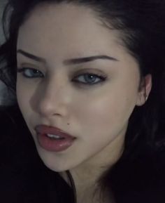 Simple Dark Makeup Aesthetic, Kim Ebrahimi, Lips Aethstetic, Natural Dark Makeup, Russian Makeup Look, Dark Grunge Makeup, 90s Vampy Makeup, Dark Makeup Aesthetic, 90’s Grunge Makeup