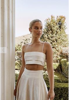 Pleated Crop Top, Fashion Pics, Linen Fashion, Diy Body, Grad Dresses, Mode Inspiration, Linen Clothes, Cropped Top, Warm Weather