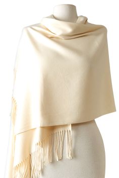 - Pashmina lisa em toque de lã off white | 70x180cm- Scarf Me Short Kaftan, Scarf Trends, Cashmere Poncho, Pink October, Polyester Scarf, Bright Winter, Bright Spring, Striped Scarves, Rain Or Shine