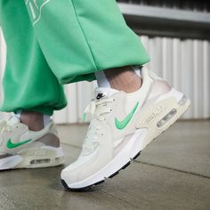 Inspirado no Air Max 90, o Air Max Excee comemora um clássico com um visual repaginado. Materiais premium, proporções distorcidas e detalhes iridescentes elevam um ícone a um espaço moderno.BenefíciosO cabedal combina camurça e tecido para um visual em camadas feito para durar.O amortecimento Nike Air é visível através de 3 janelas para um look atualizado.O solado Waffle no antepé é combinado com as cápsulas de espuma e borracha proporcionando conforto e durabilidade com muita leveza.As linhas d Tenis Nike, Nike Store, Nike Air Max 90