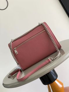 Welcome the new season with exquisite and trendy two-color. Soft grained calfskin is embellished with a dazzling turn buckle, and the slender chain shoulder strap is easy to fold for cross-body or short-shoulder options~ Dimensions 22.5 x 17 x 5.5cm Louis Vuitton Yayoi Kusama, Louis Vuitton Capucines, Louis Vuitton Pink, Large Cosmetic Bag, Lv Purse, Lv Shoes, Medium Handbags, Louis Vuitton Pochette, Lv Handbags