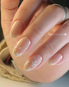 Lucía Caballero on Instagram Nail Art Design For Wedding, Nail Inspo Wedding Guest, Short White French Tip Nails With Design, Simple Nails With Design, Simple Nails Flower, French Nails Ideas Art Designs, White Square Nails Design, Simple White Nail Ideas, French Manicure With Design