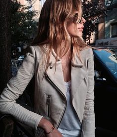 I love everything about this jacket - the neutral color, how soft it looks, the different textures and zippers. Such an awesome style! Camila Morrone, Bohol, Mode Casual, Looks Street Style, Carrie Bradshaw, It's Cold, Mode Inspiration, Rwby