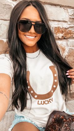 Sand tee Mom Inspo, Chelsea Deboer, Hair Things, Outfits Classy, Western Aesthetic, New Tops, Work Attire, Low Key, Fashion Styles