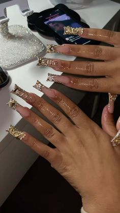 Prom 2024 Nails, Birthday Nail Black Women, Birthday Nails With Gold, Prom Makeup Looks Gold Dress, Medium Glam Nails, Baddie Prom Nails, Prom Nail Sets, Nails For Gold Dress Prom, Birthday Nails 2024