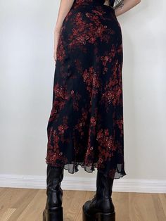 Style: Casual, Street Color: Black Fabric Content: Polyester Blend Fit Type: Regular Length: Midi Skirt Design: Floral Print At Front & Back, Mesh Paneled Detailing Model Off Duty Style, Zoe Kravitz, Navy Blue Fabric, Floral Midi Skirt, Rock Design, Mode Inspo, Skirt Design, Looks Style, Design Floral