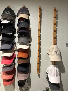 Decorative Hats On Wall, Hat Storage Closet, Baseball Cap Organization, Closet Hat Organization, Hat Shelf Ideas, Hat Holder Ideas, Hat Display Ideas Wall, Hat Hanging Ideas, Cap Storage Ideas