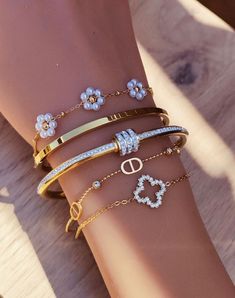 Dark Jewelry, Pretty Jewelry Necklaces, Fancy Jewellery Designs, Wrist Jewelry, Luxe Jewelry, Luxury Bracelet, Jewelry Accessories Ideas, Girly Accessories, Jewelry Fashion Trends