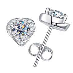 Les boucles d'oreilles Heart Love Stud sont ornées de pierres précieuses Moissanite qui donnent aux boucles d'oreilles brillance et clarté. La moissanite est réputée pour sa beauté et constitue une excellente alternative aux diamants traditionnels. Fabriquées en argent sterling de première qualité, ces boucles d'oreilles sont durables, de haute qualité et accrocheuses. Le design en forme de cœur est à la fois délicat et chic, ce qui le rend parfait pour un usage quotidien ou pour des occasions Silver Heart Cut Earrings, Luxury Silver Round Heart Earrings, Traditional Diamond, Luxury Earrings, Moissanite Earrings, Sterling Silver Stud Earrings, Clear Stone, Earring Sale, Girly Jewelry