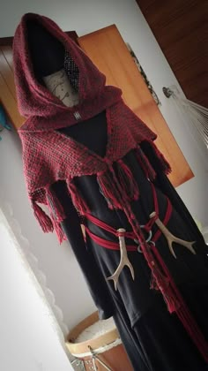 "Fire Witch Viking Hood, Norse Hood, Handwoven Hood, Celtic Hood, Witch Hood, Viking Capelet, Viking Wedding, Celtic Wedding, Witch Hood This handwoven hood is made with soft yarn in shades of Deep Red and Black or Dark Grey. It's thick and warm, making it suitable for early spring, autumn and winter. It's perfect for Norse, Celtic, Pagan and Medieval larp clothing, for Renaissance Fair costume or simply to keep the Witch's head warm on walks in the forest🍄 It is also a beautiful and useful acc Traditional Witch Outfit, Pagan Dress Celtic, Larp Witch Costumes, Historic Viking Clothing, Norse Winter Clothing, Norse Witch Belt, Winter Witch Costume, Norse Pagan Clothing, Traditional Viking Women Clothing