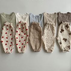 Introduce a hint of sophistication to your little one's wardrobe with our Baby Casual Printed Linen Pants. Crafted from a soft cotton-linen blend, these pants offer both comfort and style. Perfect for any casual outing, they feature an adjustable waistband and a comfortable fit for your baby. Features Material: 95% Cotton, 5% Linen Color: Available in various colors Closure: Elastic waistband for easy wear Care Instructions: Machine wash cold, tumble dry low Size Guide Size Height (in) Weight (k Printed Linen Pants, Haine Diy, Flower Colour, Casual Linen Pants, Grayish Green, Color Cartoon, Cartoon Flower, Newborn Gown, Mode Chanel