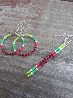 These beaded earrings feature a watermelon design perfect for summertime. Watermelon Beaded Earrings, Watermelon Design, Diy Earrings Easy, Bead Projects, Jewerly Making, Beading Jewelery, Seed Bead Patterns, Handmade Jewelry Tutorials, Earring Ideas