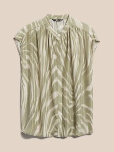 Charming and luxurious, this beautiful dolman top is cut from ultra lightweight, silk Habotai with shirred details to create just the right amount of drape.  OVERSIZED FIT: Expertly cut for a loose, relaxed fit.  Banded collar with hidden button plac Summer Magic, Dolman Top, Top Banana, Band Collar, Silk Top, Zebra Print, Signature Style, Oversized Fits, Banana Republic