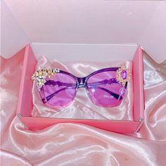 Sunglass Collection, Makeup Accesories, Custom Sunglasses, Shades For Women, Accessories Luxury, Luxury Sunglasses, Colored Sunglasses, Hand Designs, Color Purple