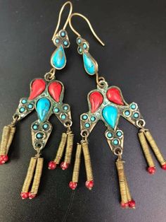 Mega beautiful, oriental earrings from Pakistan complemented with red and turquoise stones. At the ends, delicate springs with beautiful crystals. Measurements. Length 10 cm, width 3 cm. Traditional Dangle Earrings With Ear Wire, Traditional Dangle Earrings, Vintage Festival Earrings With Dangling Beads, Unique Dangle Earrings For Festival, Traditional Festive Earrings With Ear Wire, Unique Festival Earrings With Dangling Beads, Traditional Festival Earrings With Ear Wire, Traditional Ear Wire Earrings For Festivals, Unique Festive Earrings With Dangling Beads