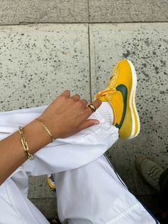 Nike cortez Nike Cortez Outfit Woman Street Style, Everyday Fits, Tenis Nike, Yellow Outfit, Nike Cortez, Fashion Art, Fashion Inspo