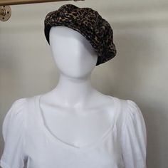 Vintage Betmar New York Hat Newsboy Faux Fur Leopard Print Casual Visor Beret For Fall, Casual Brown Brimmed Beret, Trendy Brown Winter Beret, Trendy Visor Beret For Fall, Casual Brown Beret For Winter, Casual Brown Winter Beret, Black Fitted Beret For Fall, Fitted Black Beret For Fall, Chic Brown Visor Hat