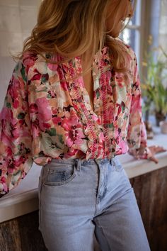 Floral Elvina Blouse Romantic Chic Style Outfits, Colorful Blouses For Women, Floral Blouse Outfit, Blouse Outfit Casual, Parisian Women, Patterned Blouse, Fall Blouse, Perfect Blouse, Floral Outfit