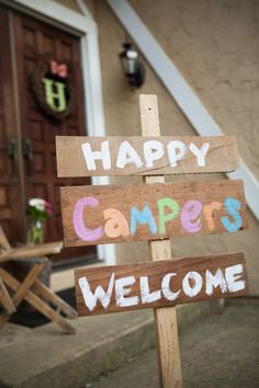 a wooden sign that says happy campers welcome