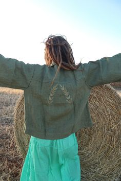 Linen jacket with embroidery (Green) - Size: ONE SIZE (S/M/L) - Measures Length: 54.5 cm Back width: 41 cm Sleeve Length: 33 cm - Color: Red and green and yellow embroidery - Details: Linen jacket, with branch embroidery, has two front pockets, is wide, with buttons and American collar - Materials: 100% Linen - Handwash - Made in India, Jaipur Bohemian Relaxed Fit Outerwear For Festivals, Bohemian Linen Outerwear For Fall, Summer Hippie Long Sleeve Outerwear, Bohemian Linen Outerwear With Pockets, Hippie Embroidered Outerwear For Fall, Spring Bohemian Relaxed Fit Outerwear, Bohemian Linen Long Sleeve Outerwear, Bohemian Long Sleeve Linen Outerwear, Embroidered Hippie Outerwear For Fall