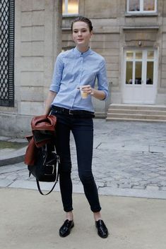 how to wear black oxford shoes and sky blue shirt photo Oxford Shoes Outfit Women's, Oxfords Outfit, Short Cuir, Black Oxford Shoes, Style Casual Chic, Shoes Outfit, Mode Casual, Cooler Look