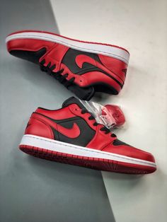 Air Jordan 1 Low ‘Reverse Bred’ Varsity Red/White-Black 553558-606 Walk the talk and make a statement with our top-quality Sneakers. Shop now and step up your shoe game! Please carefully choosing the size number according the size chart as we CAN NOT offer return or refund if you choose a wrong size.The product need 3-5 business days to check the quality before shipping.Our High Quality Shoes models are various, please contact to our support to ask for the model you need.Because each device displays a different color. Therefore, the actual color of the item may not be 100% the same [...]