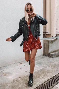 How to Wear Doc Martens? 20 Chic Outfit Ideas to Try Outfit Leather Jacket, Basic Ootd, Fits Summer, Dr Martens Outfit, Hair Inspired, Doctor Dress, Converse Outfits, Leather Jacket Dress, Cooler Style