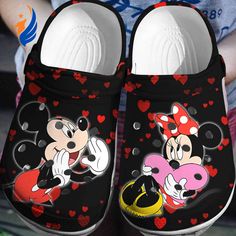 Introducing the Iconic Ears Mickey Minnie 3D Clog Shoes, the perfect blend of comfort and style! These unique clogs feature Disney Crocs, Minnie Mouse Cartoons, Crocs Ideas, Crocs Slippers, Black Crocs, Iconic Shoes, Beach Running, Iconic Duo, Trendy Patterns