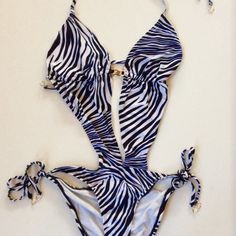 Brand New With Tags Zebra Pattern Has Black, White And Blue Stripes So Cute Ties In The Shoes With Heart Charms . Halter Tie In The Neck And Back Tie. All Have Heart Charms On The Ends Of The Tie 85% Nylon 15% Spandex ( Also Available In Coral Color) Size Small 5 Size Medium 6 Size Large 7 Boho Bikinis Summer, Y2k One Piece Swimsuit, 2000 Swimsuit, 2000s Bathing Suits, One Piece Swim Suits, Swimsuits Women, Mcbling Fashion, Cute One Piece Swimsuits, Swimsuits Outfits