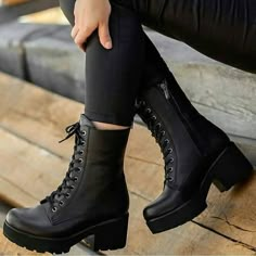 Basic and lovely Shoes Boots Combat, Combat Boots Style, Cute Boots, Dream Shoes, Boots Outfit, Beautiful Shoes, Lany, Cute Shoes, Shoe Collection