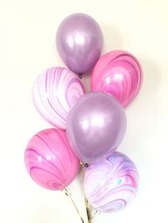 a bunch of balloons that are sitting on the ground