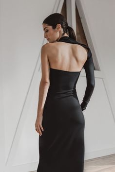 Elegance meets edge. Welcome to the iconic silhouette that put our brand on the map. The Manhattan, here in a one-of-a-kind maxi dress design, is as flattering as it is captivating, defined by a halter neckline that continues to an elegant long sleeve framing an open back. Fashioned from our structured, mid-stretch European ponte for a soft, mermaid-like cascade. Need help putting it on? Watch the tutorial.[SPLIT] Sam, in black, in off white and in red, is 5'8" (173 cm) tall, wearing size XS. St Maxi Dress Design, Cocktail Jumpsuit, Dress Event, Maxi Dress Designs, One Sleeve Dress, One Shoulder Gown, Timeless Dress, Long Sleeve Gown, Minimalist Dresses