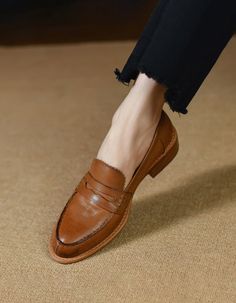 Features: Item Type: Dress Shoes Gender: Women Main Material: Cowhide, Horsehide Footbed: Sheepskin Upper/ Outsole Material: Cow Leather/ TPR(beef tendon), Wood Heel Height: Low (2.5 cm) Heel Type: Flat Season: Fall/ Spring Closure Type: Slip-on Color: Vintage brown, Black Size:34-40 Women Oxfords, Oxford Loafers, Beef Tendon, Wood Heel, Women Oxford Shoes, Casual Heels, Color Vintage, Fur Boots, Toe Sandals