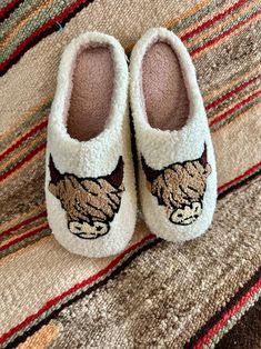 Scottish Highlander Cow Slippers, Fuzzy Cow Girl House Shoes, Mother's Day Gift - Etsy Cowgirl House, Slippers Comfy, Highlander Cow, Cow Slippers, Scottish Highland Cow, Cute Country Outfits, Cowboy Outfits, Fuzzy Slippers, Western Design