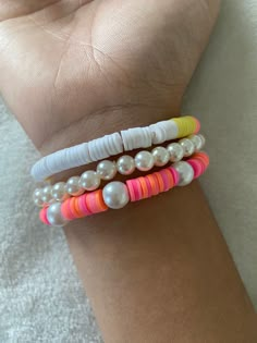 A Preppy bracelet for teens and kids, colors include Pink, Orange, Yellow, and White. Good accessories to look brighter. Great for back to school. Bracelets Clay Beads, Bracelets Clay, Bracelet Preppy, Bracelets Pink, Preppy Things, Thigh Workout, Preppy Bracelets, Bracelet Inspo, Diy Bracelets Tutorials