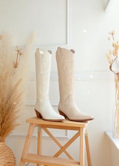 Festival Outfits Country, Country Music Festival Outfits, Short Cowgirl Boots, Country Accessories, Make A Closet, Boots Cream, Boots With Heel, Country Festival, Country Shoes