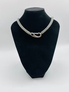 This chain necklace is smashing. Can be worn daily with any kind of outfit. #keypendant #prettynecklace #birthdaygiftidea #fancynecklace #giftformum #weddinggiftidea #graduationoutfits Elegant Chain Link Necklaces With Carabiner Clasp, Silver Necklace With Carabiner Clasp In Metal, Silver Metal Necklace With Carabiner Clasp, Silver Necklaces With Hook And Links For Everyday, Everyday Silver Necklace With Hook And Links, Silver Link Chain Necklace With Carabiner Clasp, Everyday Handmade Chain Link Necklace, Silver Chain Necklace With Hook And Links For Gift, Everyday Link Necklaces With Lobster Clasp