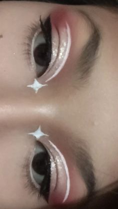 Cute School Eye Makeup, Soft Rhinestone Makeup, Easy Cool Eye Makeup, Marvel Eye Makeup, Fairy Makeup Aesthetic Natural, Douyin Graphic Eyeliner, Enchanted Eye Makeup, Y2k Eyeshadow Looks, Cute Eye Shadow Looks