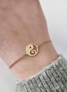 14K 9K Solid gold Yin Yang bracelet, Yin yang jewelry, Balance Zen bracelet, Stacking Stackable Gold Charm Bracelet, Gift for Her, FREE EXPRESS SHIPPING Delicate and beautiful bracelet with a unique yin yang charm, made in 14K or 9K solid gold. Whisper...Zen! -------------------------------------------------- D E T A I L S 14K or 9K Solid Gold Yin Yang charm diameter: 14mm / approx. 0,55'' Soldered chain and jump rings with a spring clasp closure ------------------------------------------------- Everyday Symbolic Bracelets, Symbolic Yellow Gold Round Bracelets, Yin Yang Jewelry, Symbol Of Balance, Yin Yang Bracelet, Music Note Necklace, Yin Yang Charm, Dainty Gold Bracelet, Bracelet Stacking