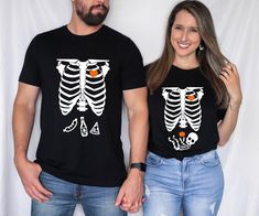 Halloween Skeleton Couple Shirt, Mom To Be Halloween Gift, Maternity Skeleton Shirt, Baby Announce Halloween Shirt, Spooky Season Couple. Each item is sold separately  Welcome to TeeBalleza! We specialize in high-quality, custom printed t-shirts that let you express your unique style. Whether you're looking for trendy designs, personalized prints, or something truly one-of-a-kind, we've got you covered. Explore our diverse collection and wear your personality with pride! Halloween Family Shirts, Halloween Parejas, Skeleton Couple, Couple Shirt, Skeleton Shirt, Mom To Be, Halloween Skeleton, Couple Halloween, Trendy Designs