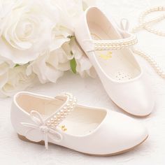 Desain Ux, Girls Leather Shoes, White Flat Shoes, Flower Girl Shoes, White Leather Shoes, Toddler Girl Shoes, Womens Golf Shoes, Leather Flat Shoes, Leather Flowers